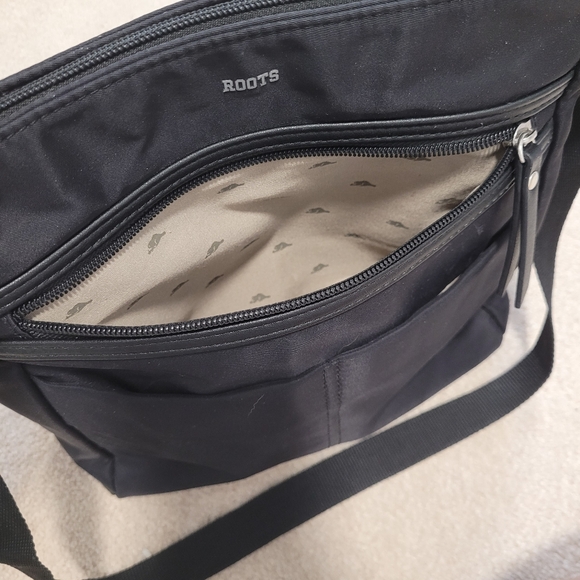 Roots black shoulder bag purse Style R5876 - Picture 11 of 14